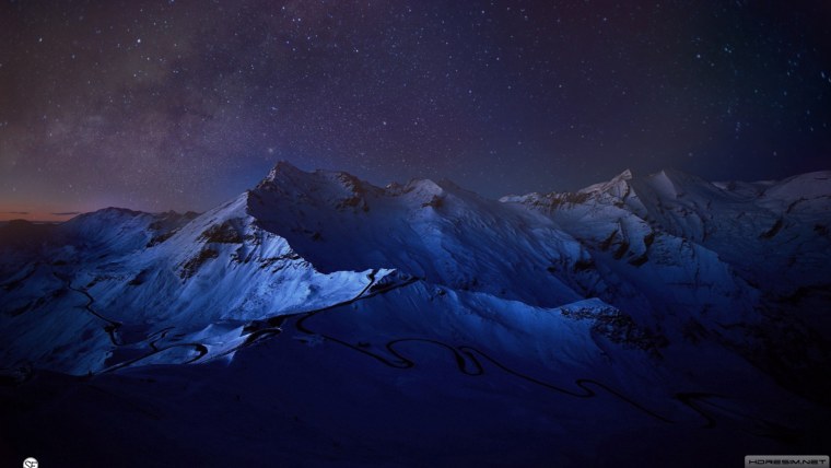 Заснеженные горы ночью