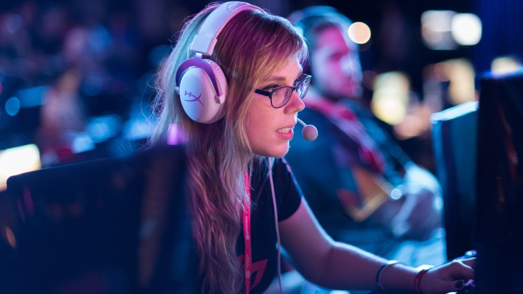 Девушка геймер