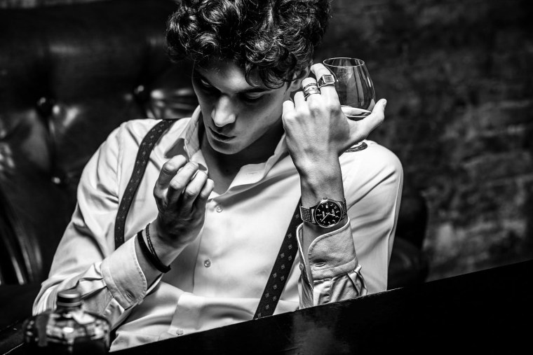 Мужчина с бокалом виски