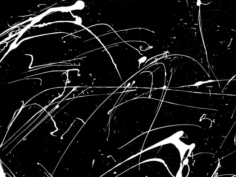 Брызги краски на черном фоне