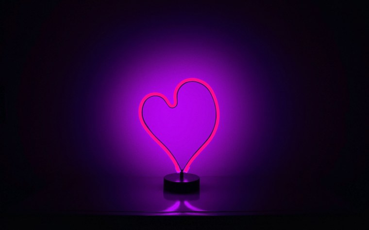 Фиолетовое неоновое сердце