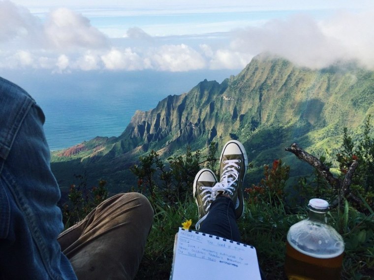 Девушка в горах со спины