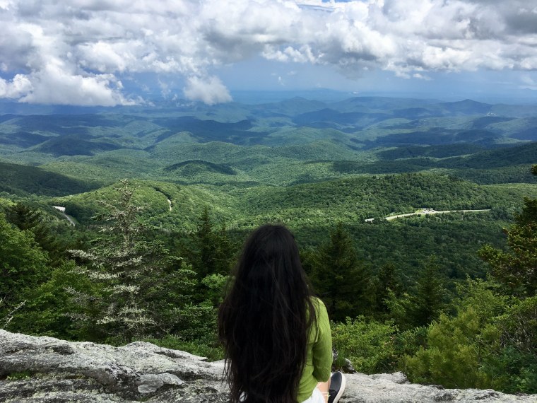 Брюнетка на горе