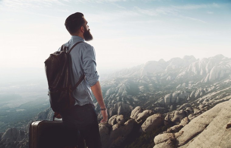 Море горы девушка спиной