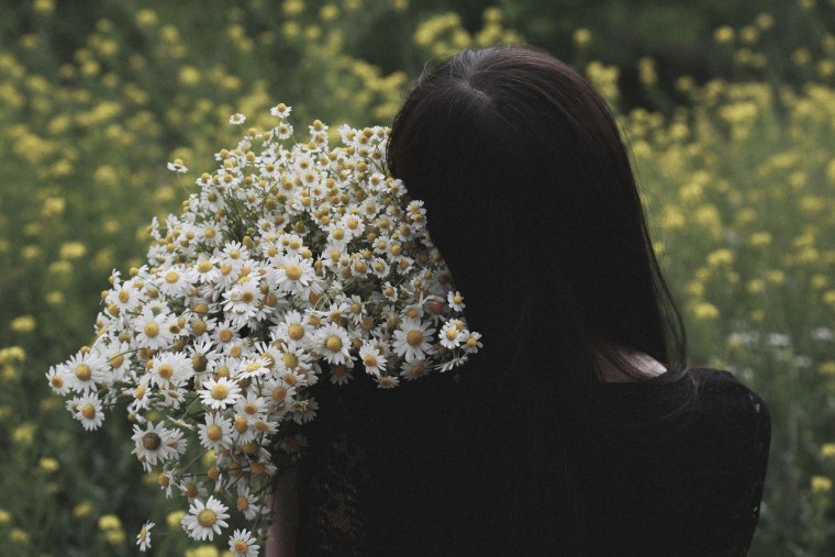 Девушка с ромашками без лица брюнетки
