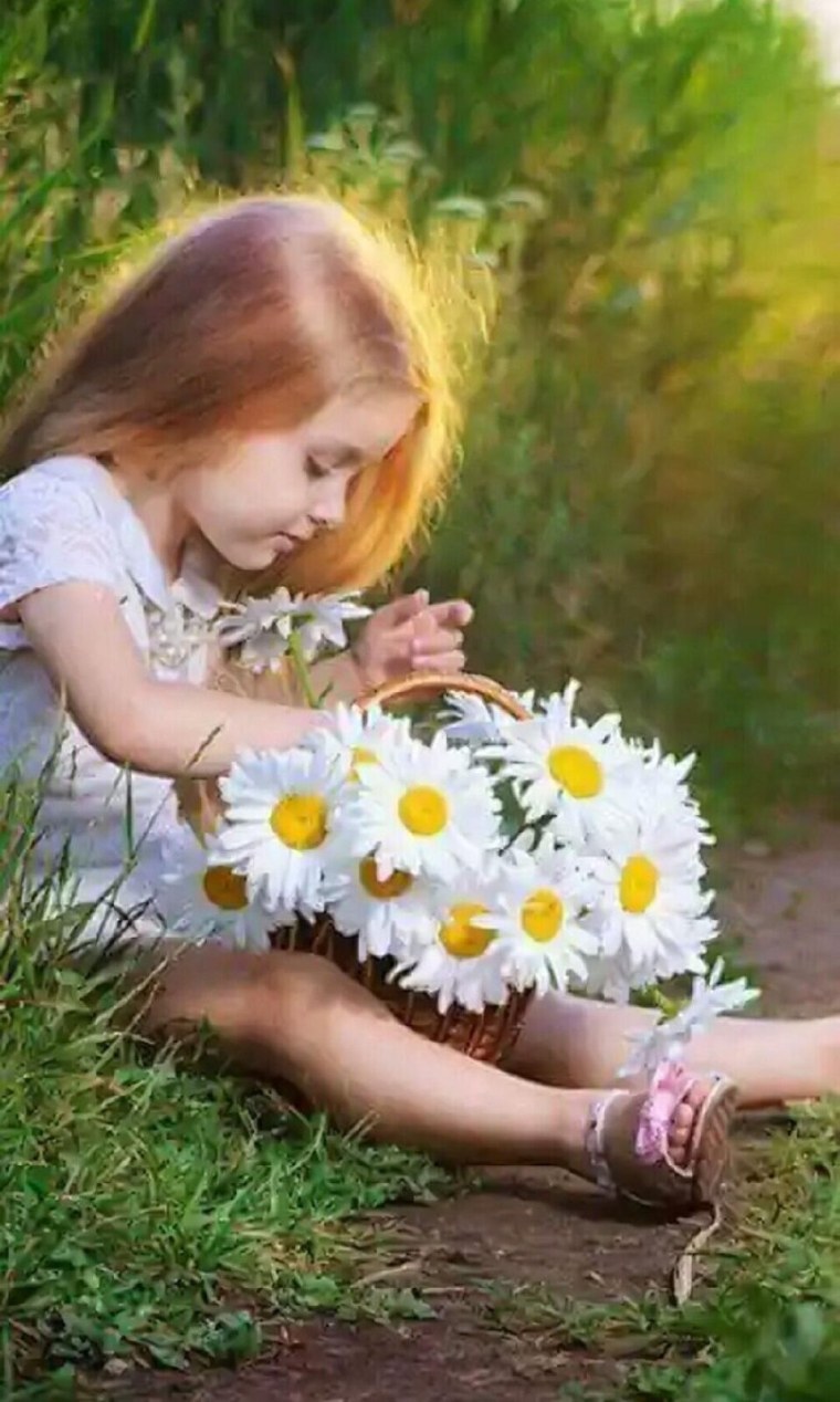 Девочка в венке из цветов
