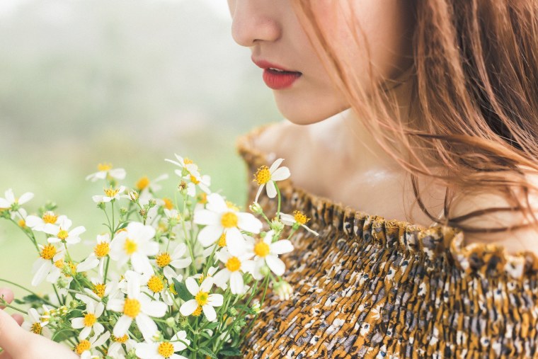 Девушка в ромашках спиной