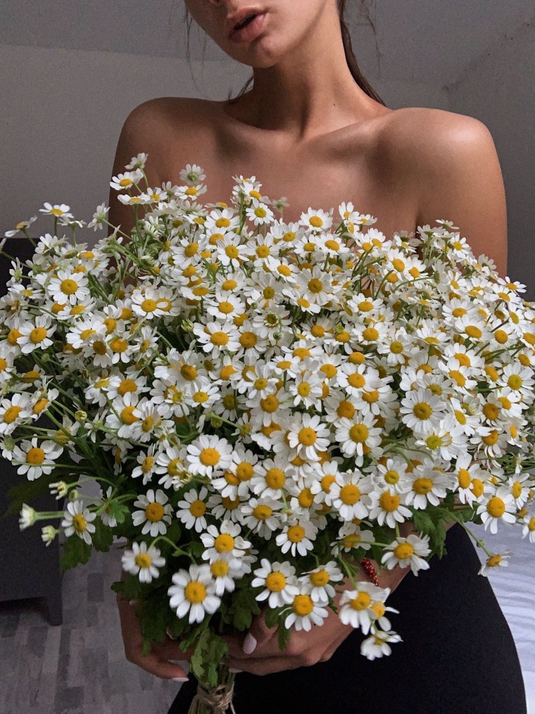 Девушка в ромашках спиной