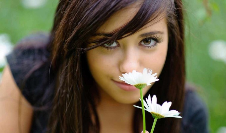 Девушка в поле ромашек