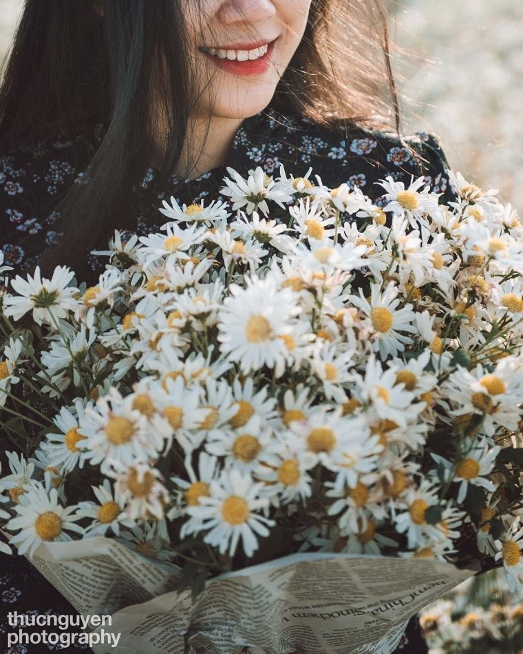 Девушка с ромашками