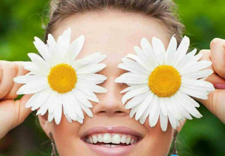 Ромашки в руках у девушки