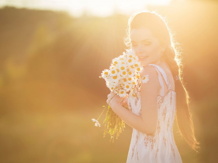 Брюнетка с ромашками со спины