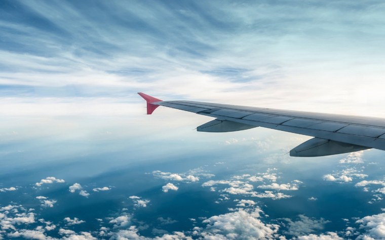 Самолет на фоне неба