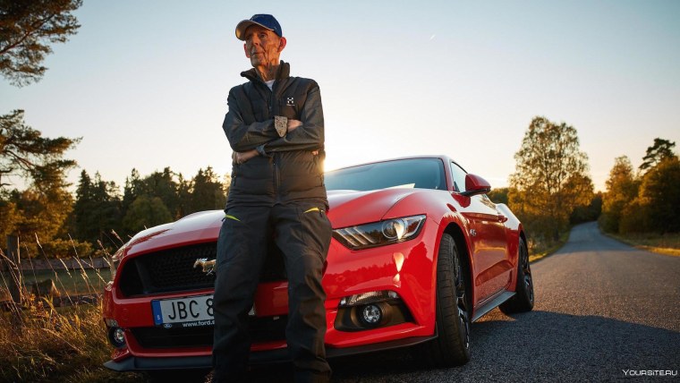 Человек на фоне машины