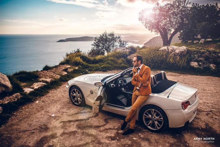 Рядом с машиной