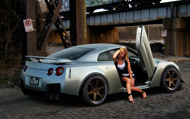 Nissan gt-r r35 с девушкой