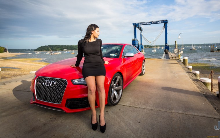 Девушка на фоне машины