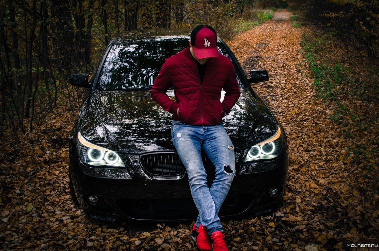 Парень около машины