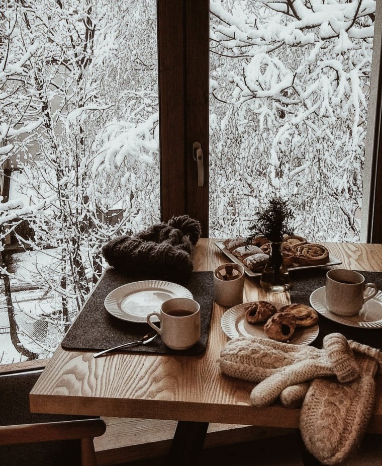 У окна уютно