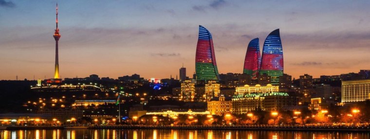 Пламенные башни в Баку флаг Азербайджана