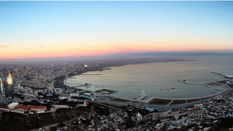 Ночной Баку флаг