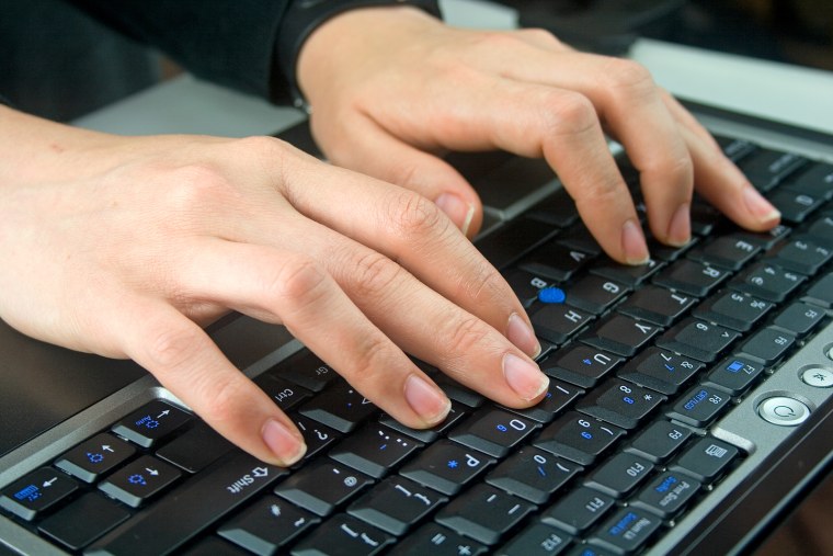 Руки печатают на клавиатуре