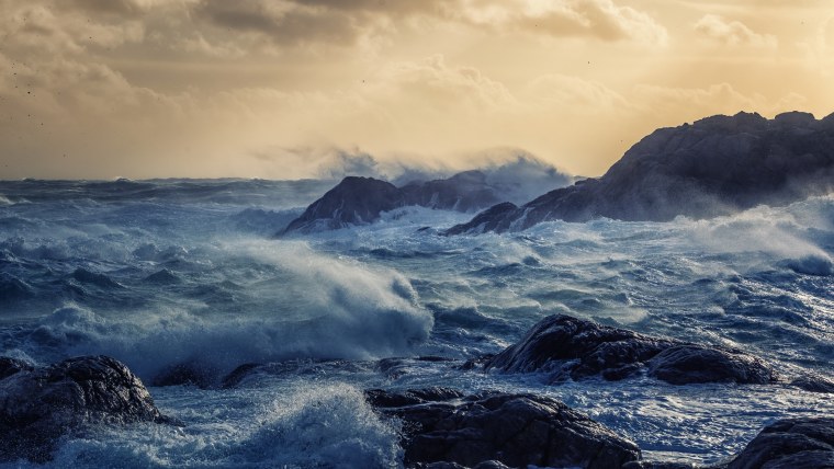 Атлантический океан шторм волны