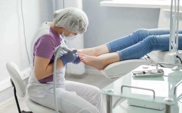 Медицинский аппаратный педикюр