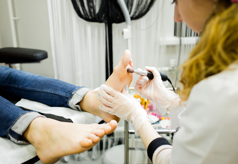 Подологический педикюр