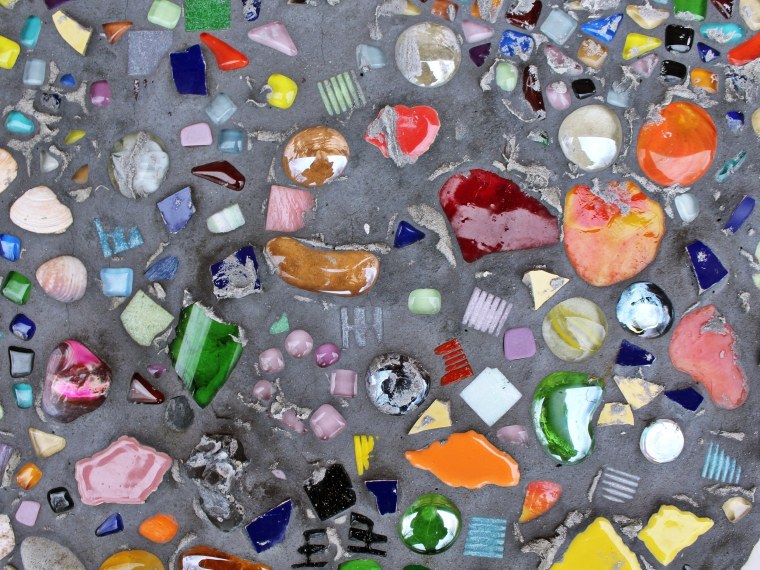 Разноцветные камни на стене