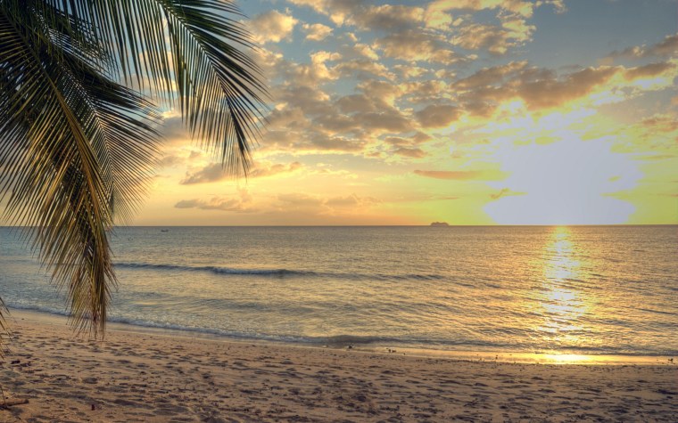 Девушка в шляпе на пляже