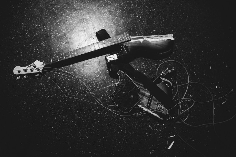 Сломанная электрогитара