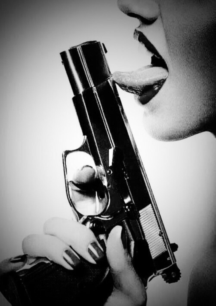 Девушка с револьвером