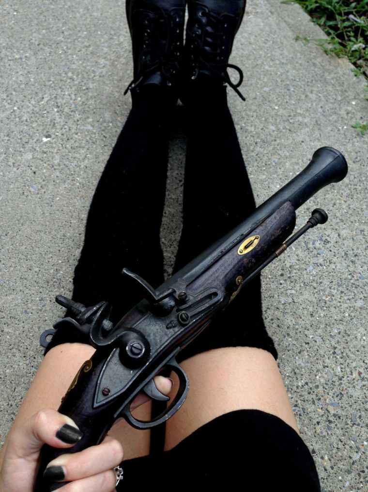 Девушка в постели с пистолетом