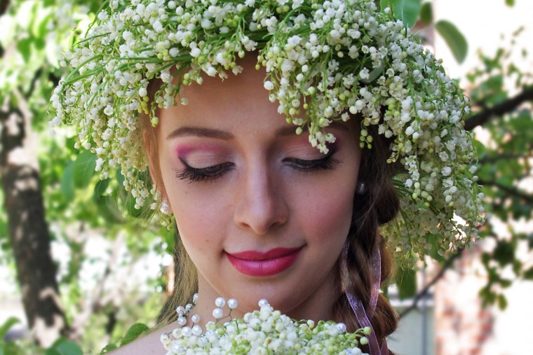 Девушка с ландышами