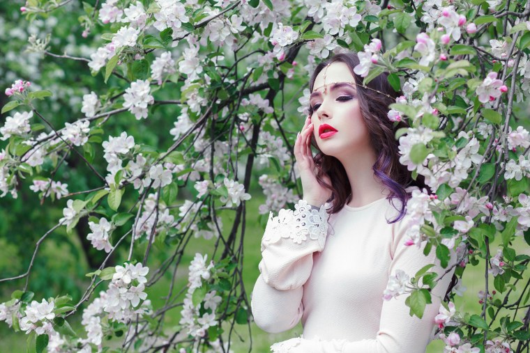 Девушка в цветущем саду