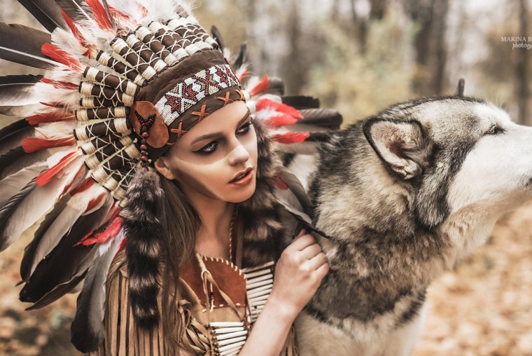 Девушка индеец с волком