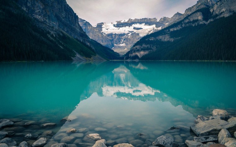 Поезд скалистых гор в Канаде
