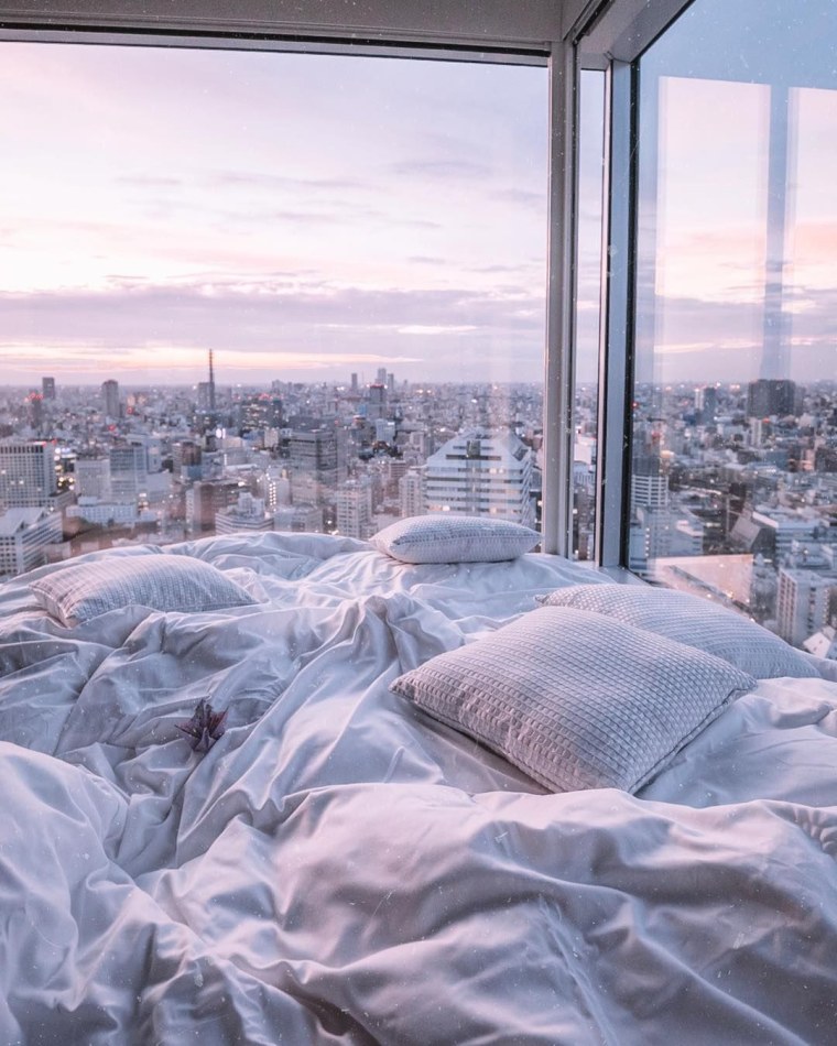 Красивый вид из окна на город