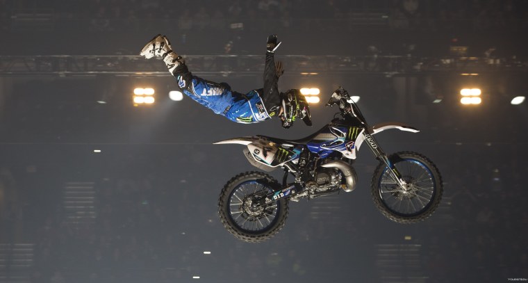 Кросс питбайк на прыжке