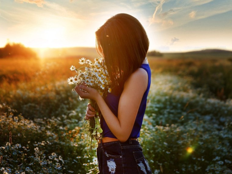 Девушка с каре на природе