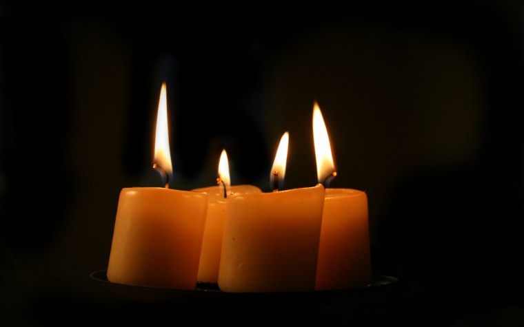 Свеча на темном фоне