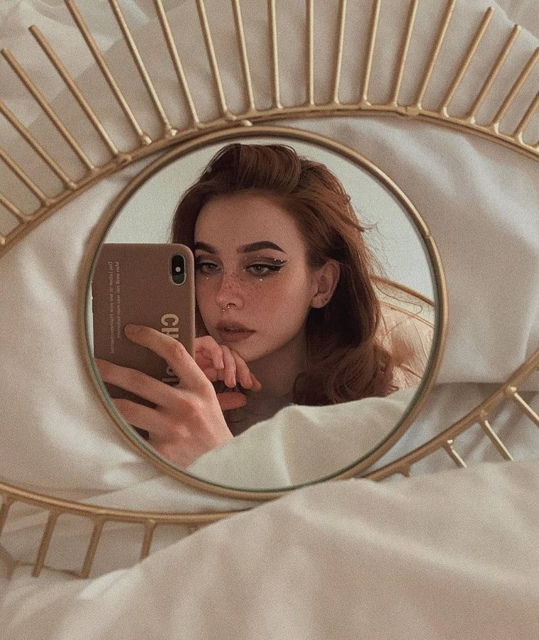 Девушка в зеркале