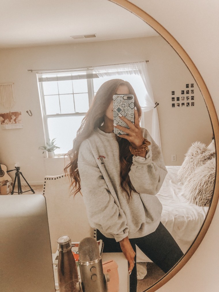 Эстетика девочки из пинтереста в зеркале
