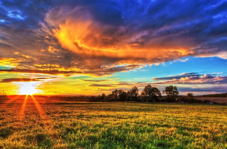 Красивый закат в поле