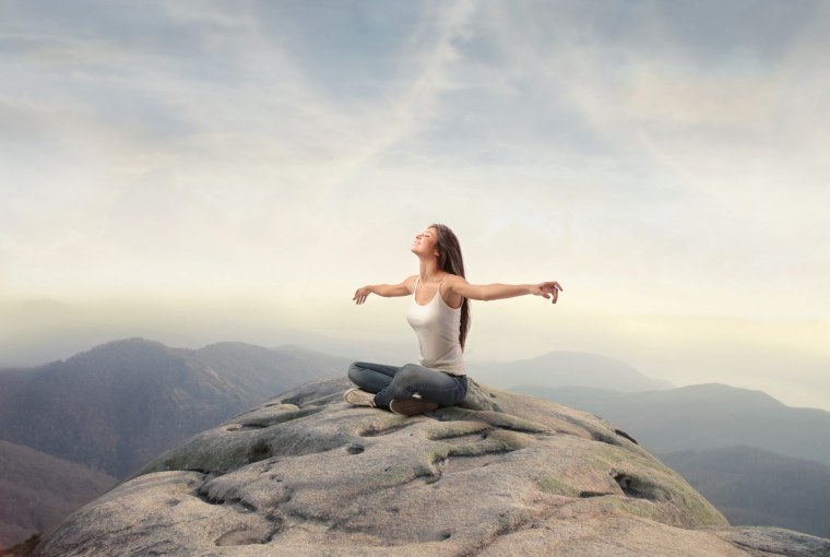 Девушка на вершине горы