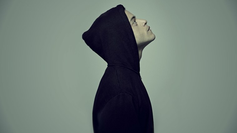 Эллиот Андерсон в капюшоне