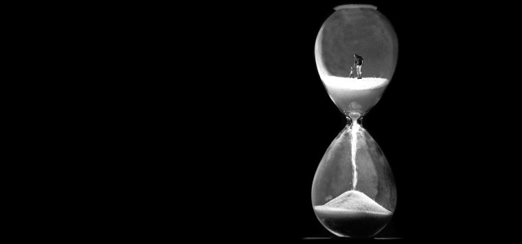 Песочные часы на темном фоне