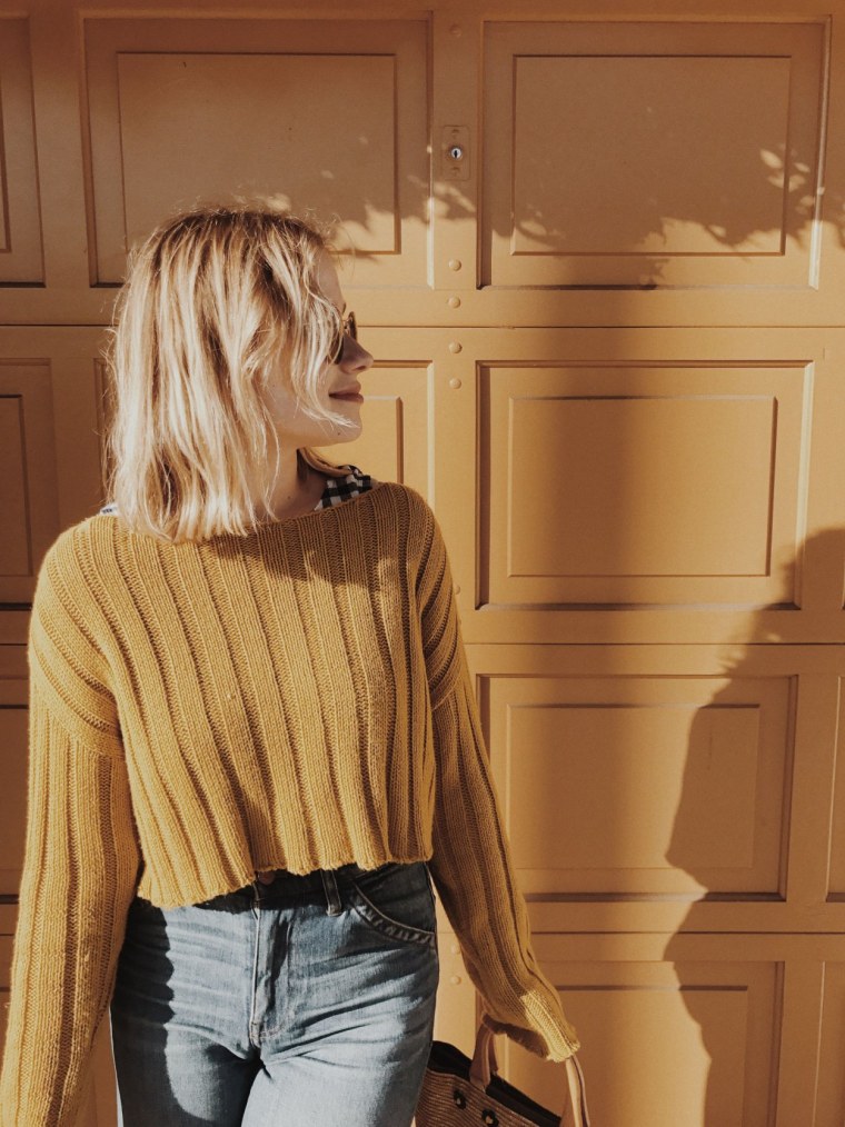 Девушка в бежевом свитере