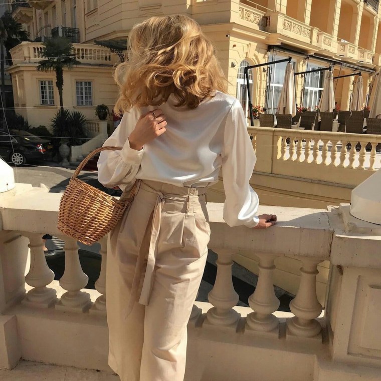 Девушка в бежевом